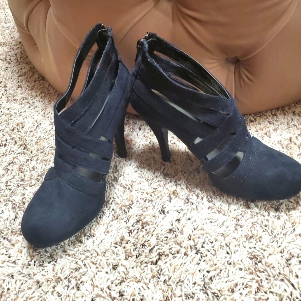 Apostrophe Cut Out Booties